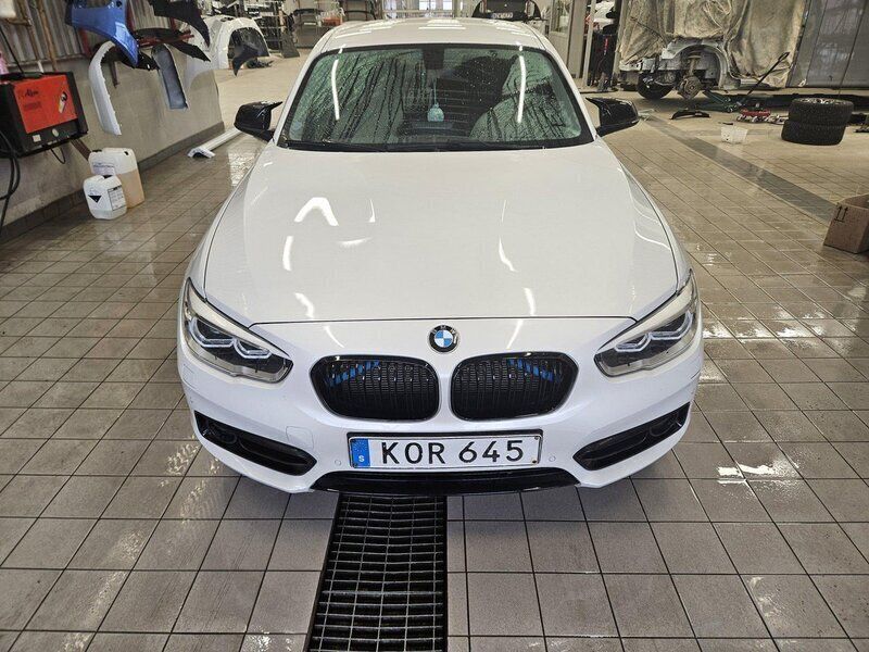 Vit Begagnad 2016 BMW 118 Sport Line Halvkombi | 95 000 kr (Marknadspris) - Bild 1/4