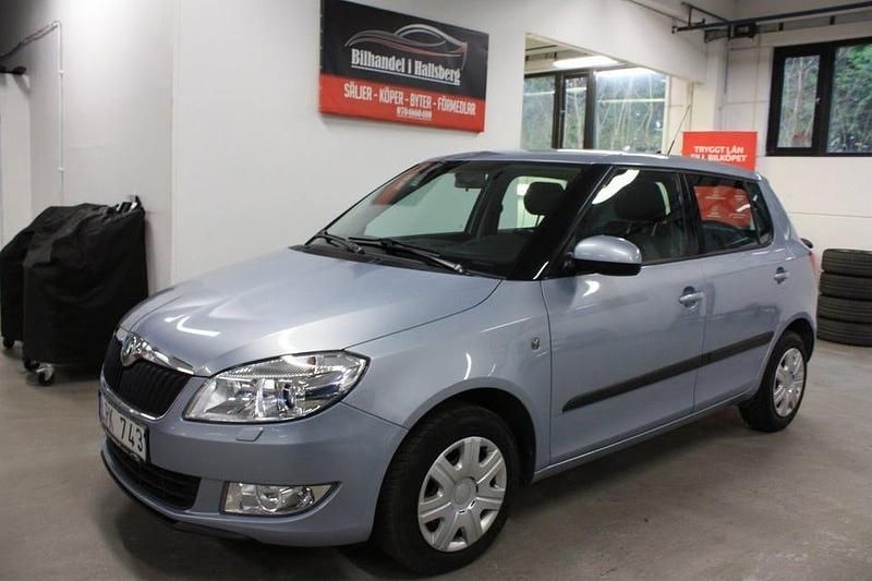 Ljusblå Begagnad 2011 Skoda Fabia Elegance Halvkombi | 45 900 kr (Marknadspris) - Bild 1/4