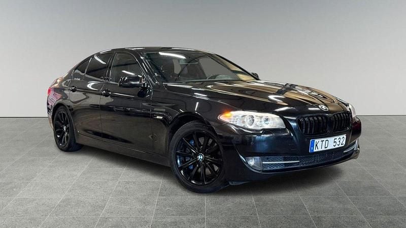 Svart Begagnad 2010 BMW 530 Performance Sedan | 124 900 kr (Lite dyr) - Bild 1/4