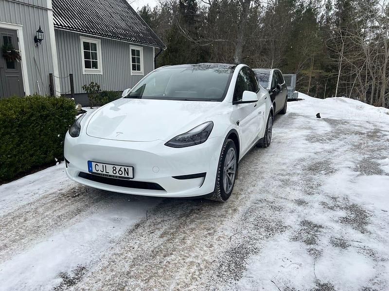 Begagnad Tesla Model Y Standard Range 219 kW (299 HK) 2023 Vit SUV
