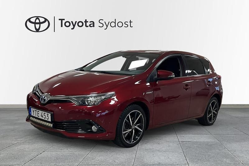 Röd Begagnad 2017 Toyota Auris Hybrid Edition Halvkombi | 178 900 kr (Marknadspris) - Bild 1/3