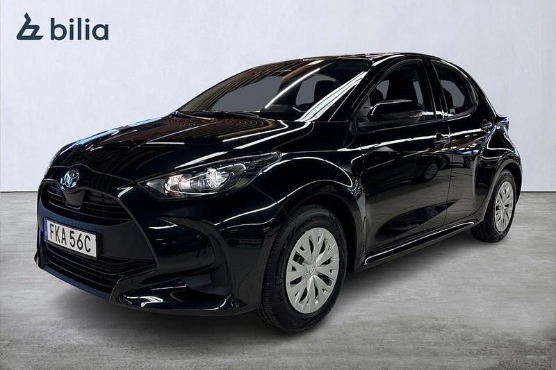 Svart Begagnad 2025 Toyota Yaris Hybrid Active Halvkombi | 242 900 kr (Marknadspris) - Bild 1/3