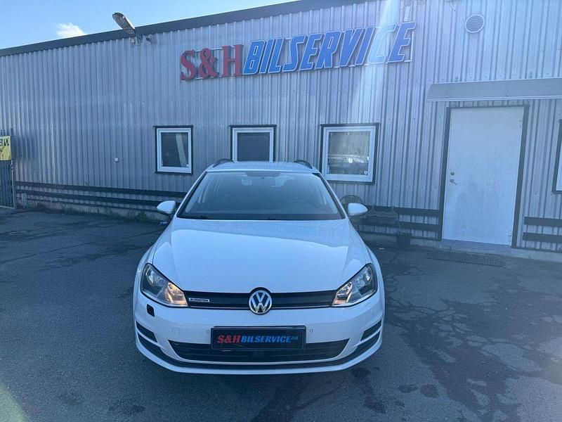 Vit Begagnad 2015 VW Golf VII Kombi | 69 000 kr (Lite dyr) - Bild 1/4