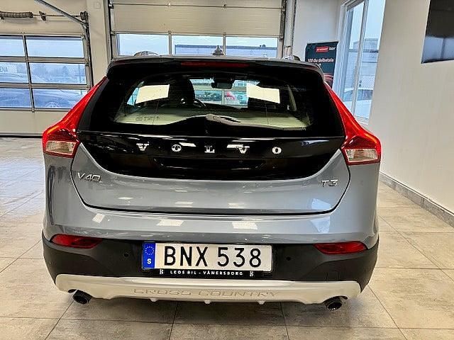 Begagnad Volvo V40 Momentum 152 HK (111 kW) 2016 Ljusblå Halvkombi