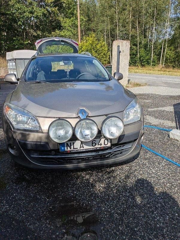 Brun Begagnad 2011 Renault Mégane GrandTour Kombi | 50 000 kr (Marknadspris) - Bild 1/4