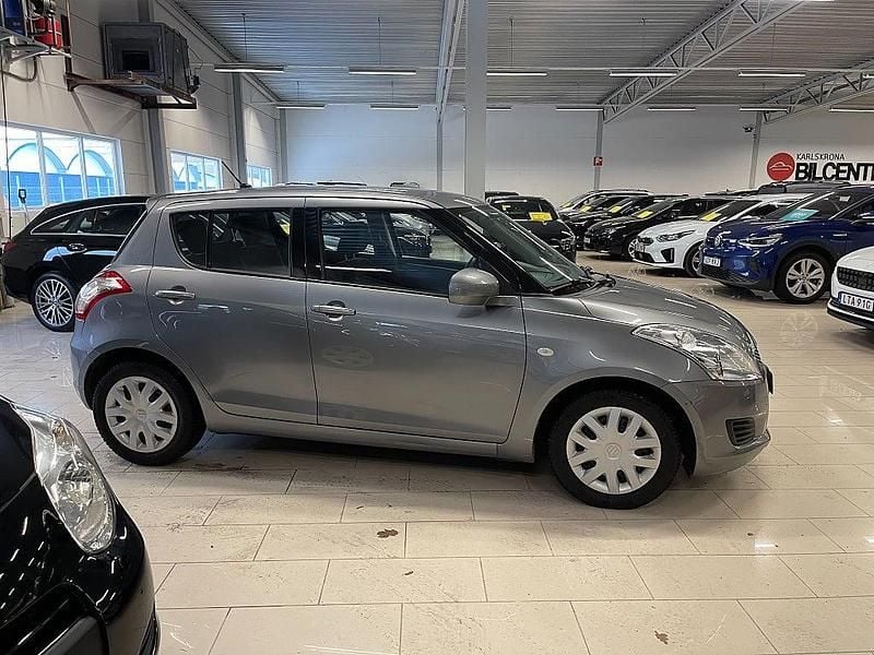 Begagnad Suzuki Swift 94 HK (69 kW) 2011 Gråmetallic Halvkombi
