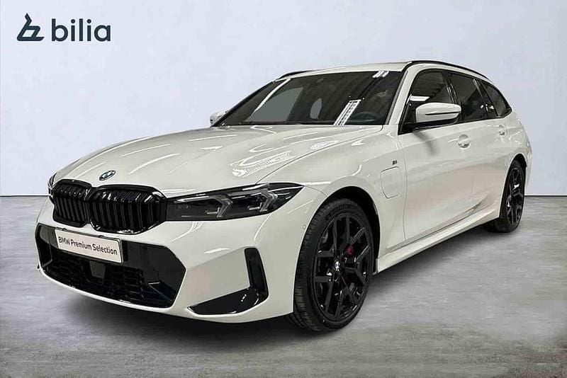 Vit Begagnad 2024 BMW 330e M Sport Kombi | 569 900 kr (Dyr) - Bild 1/1
