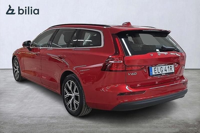 Begagnad Volvo V60 Core 163 HK (119 kW) 2023 Röd Kombi