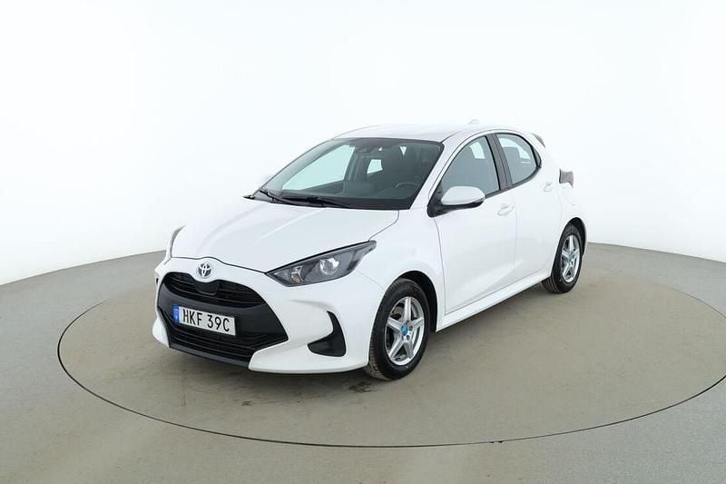 Vit Begagnad 2022 Toyota Yaris Hybrid Active Sedan | 199 000 kr (Marknadspris) - Bild 1/3