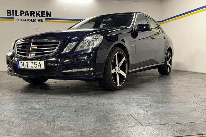 Mörkblå (blå) Begagnad 2010 Mercedes E300 Classic Sedan | 109 900 kr - Bild 1/4