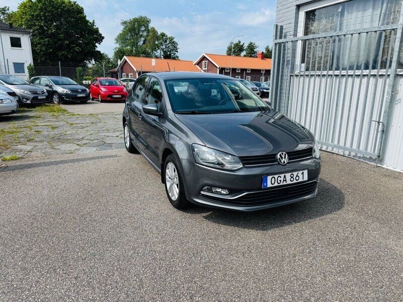 Mörkgrå Begagnad 2016 VW Polo Halvkombi | 99 900 kr (Marknadspris) - Bild 1/4