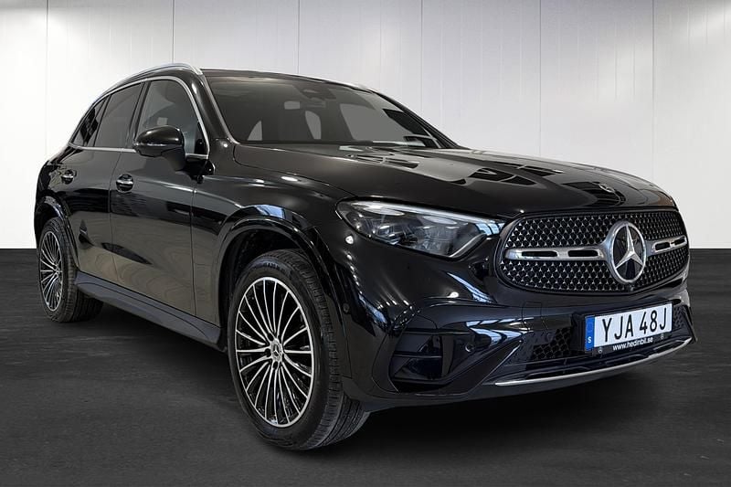Svart Begagnad 2023 Mercedes GLC300e Premium SUV | 599 900 kr - Bild 1/4