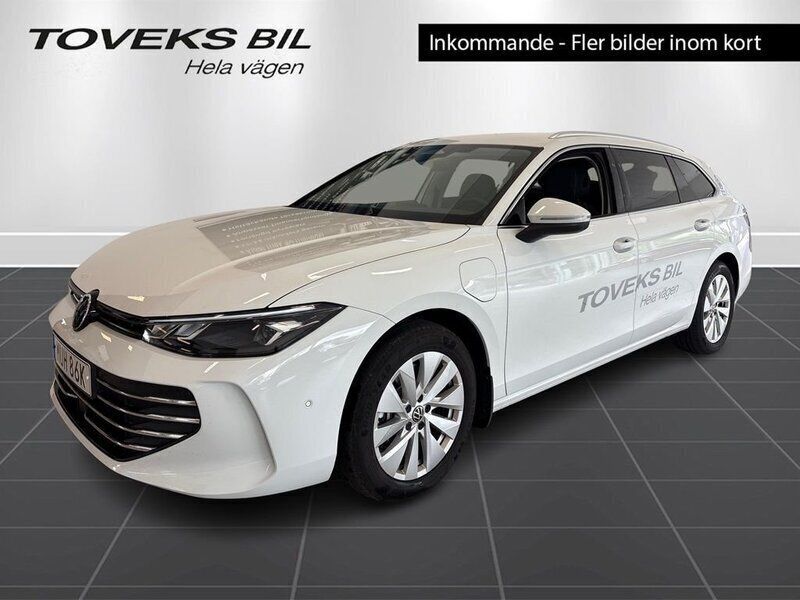 Vit (pure white) Begagnad 2024 VW Passat Business Kombi | 439 900 kr (Marknadspris) - Bild 1/4