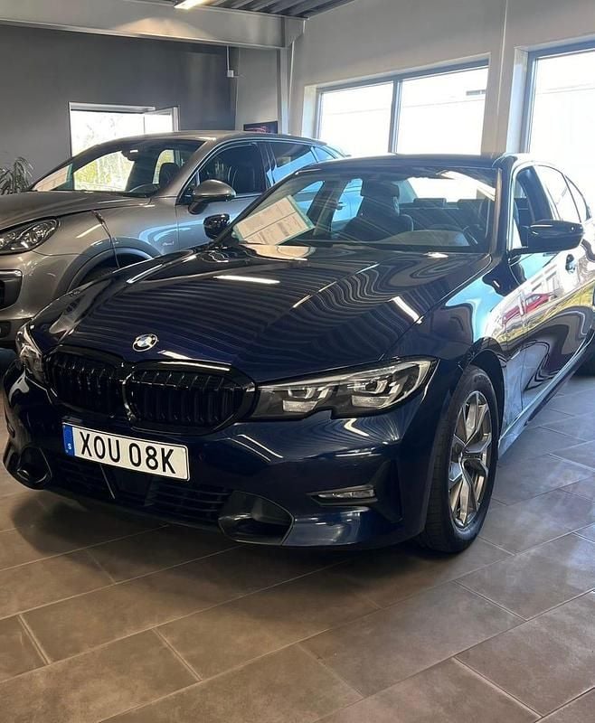 Tanzanite blue ii metallic Begagnad 2021 BMW 330 Sedan | 290 000 kr (Dyr) - Bild 1/4