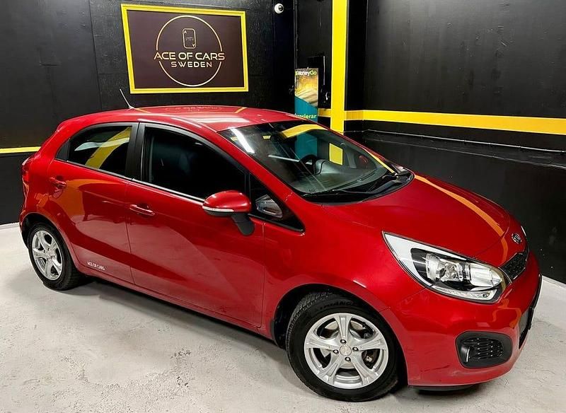 Röd Begagnad 2013 Kia Rio Halvkombi | 87 900 kr (Marknadspris) - Bild 1/4