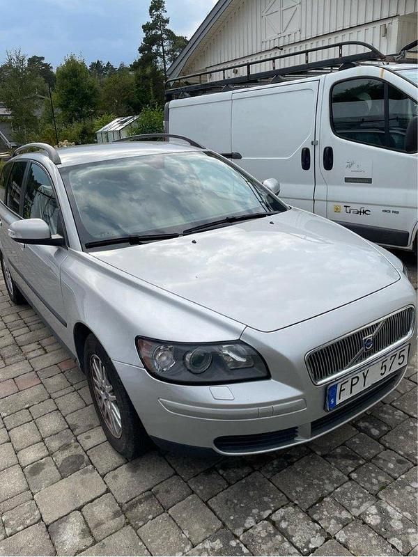 Grå Begagnad 2007 Volvo V50 Kinetic Kombi | 46 000 kr (Marknadspris) - Bild 1/4