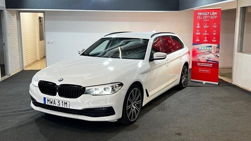 Vit Begagnad 2019 BMW 520 Sport Line Kombi | 219 900 kr (Bra pris) - Bild 1/4