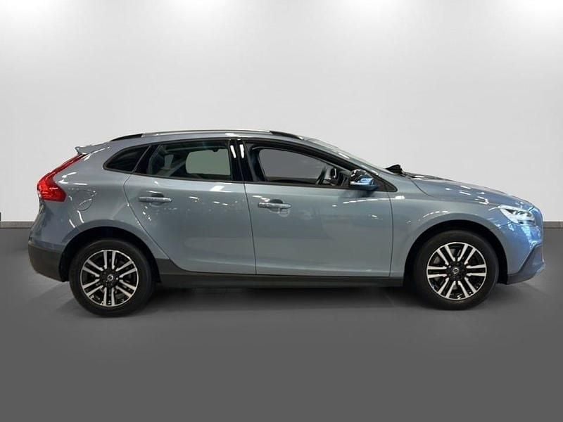 Begagnad Volvo V40 CC Momentum 150 HK (110 kW) 2018 Lblå Kombi