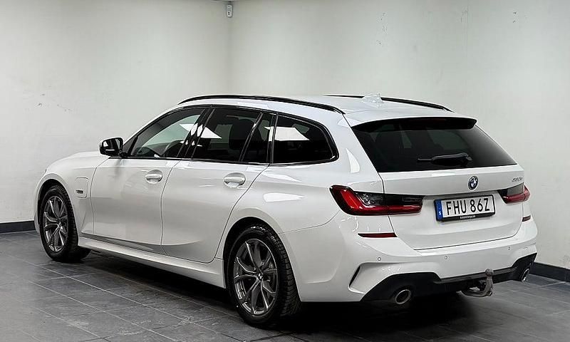 Begagnad BMW 330e M Sport 184 HK (135 kW) 2021 Vit Kombi