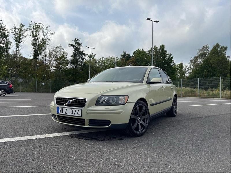 Grön Begagnad 2005 Volvo S40 Sedan | 38 000 kr (Marknadspris) - Bild 1/4