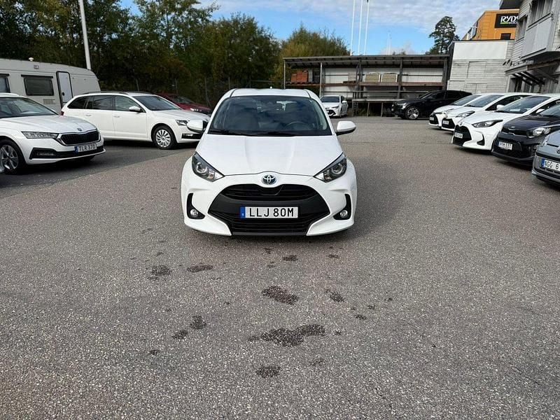 Vit Begagnad 2021 Toyota Yaris Hybrid Active Halvkombi | 149 900 kr (Marknadspris) - Bild 1/4
