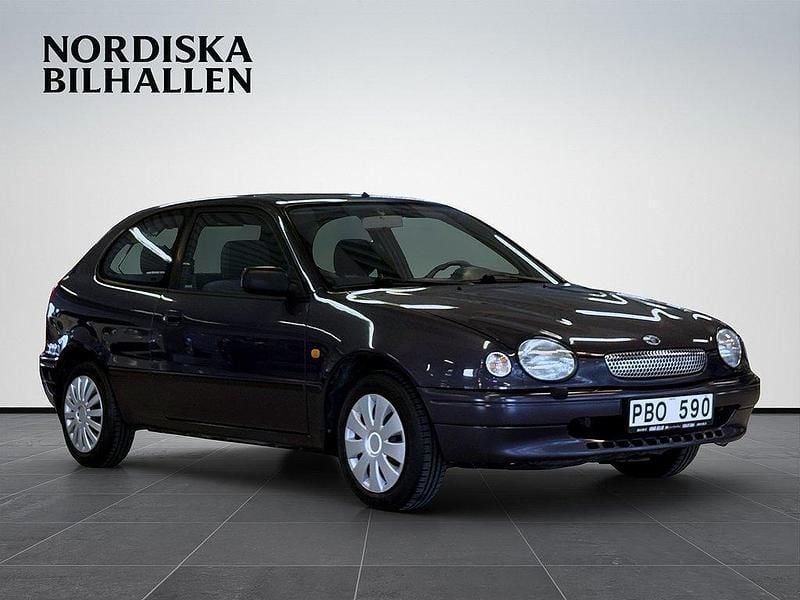 Lila Begagnad 1999 Toyota Corolla Halvkombi | 37 795 kr (Marknadspris) - Bild 1/4