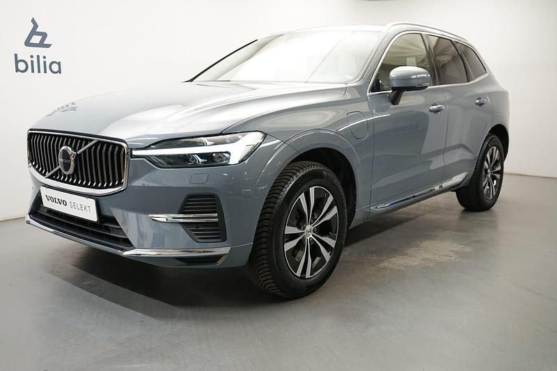 Grå Begagnad 2022 Volvo XC60 Core SUV | 459 900 kr (Marknadspris) - Bild 1/3