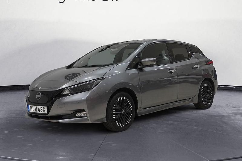 Grå Begagnad 2022 Nissan Leaf N-Connecta Halvkombi | 174 900 kr (Marknadspris) - Bild 1/4
