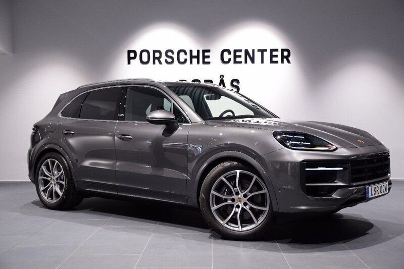 Grå Ny 2025 Porsche Cayenne SUV | 1 496 600 kr (Superpris) - Bild 1/4