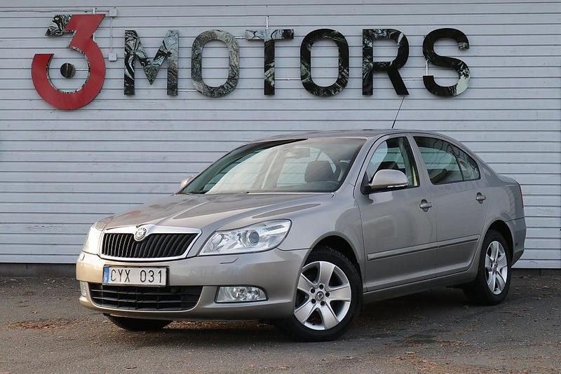 Ljusbrun Begagnad 2009 Skoda Octavia Halvkombi | 79 900 kr (Marknadspris) - Bild 1/4