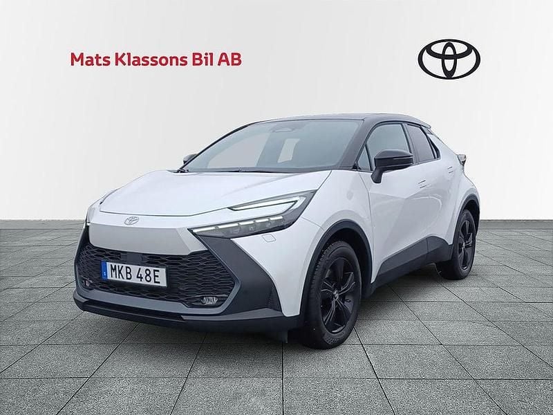 Vit Begagnad 2024 Toyota C-HR Style SUV | 419 000 kr (Marknadspris) - Bild 1/4