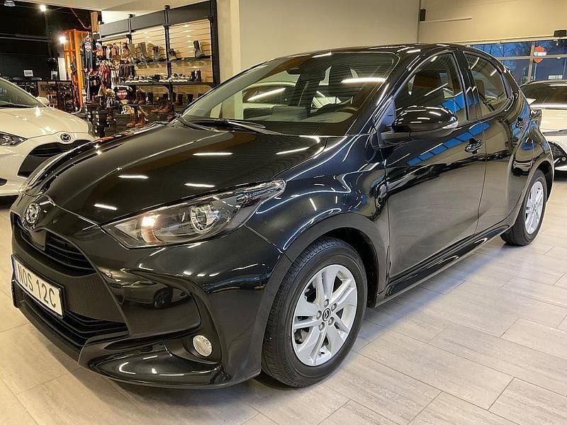 Svart Begagnad 2022 Mazda 2 Halvkombi | 198 000 kr (Marknadspris) - Bild 1/4