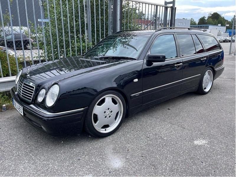 Svart Begagnad 1999 Mercedes E55 AMG Avantgarde Kombi | 170 000 kr - Bild 1/4