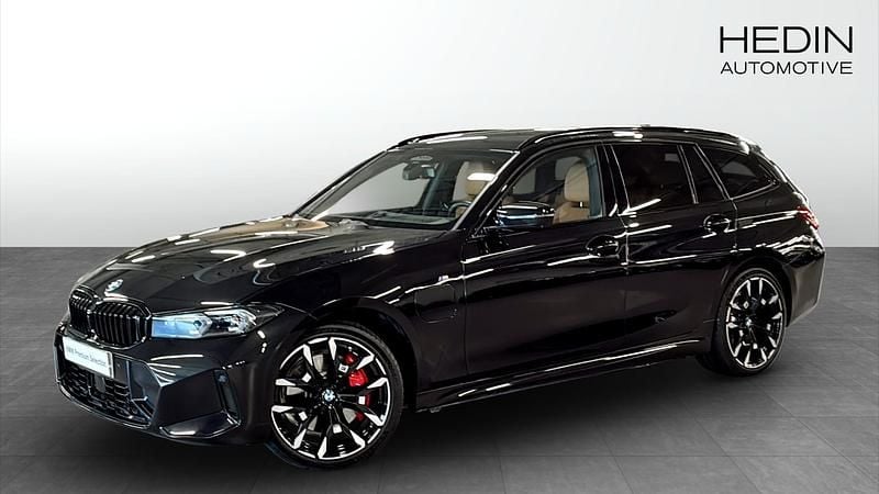 Svart (black) Begagnad 2025 BMW 330e M Sport Kombi | 628 700 kr - Bild 1/4