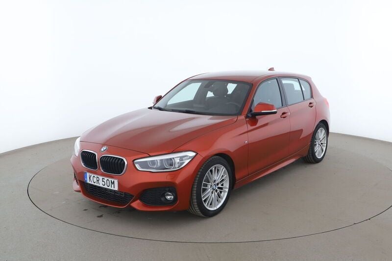 Orange Begagnad 2019 BMW 118 M Sport Halvkombi | 155 000 kr (Superpris) - Bild 1/4