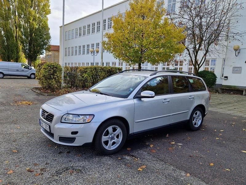 Grå Begagnad 2008 Volvo V50 Kinetic Kombi | 40 000 kr (Bra pris) - Bild 1/4
