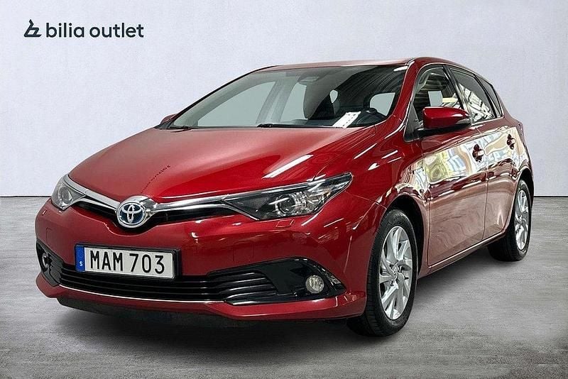 Mörkröd Begagnad 2015 Toyota Auris Hybrid Active Halvkombi | 139 900 kr (Marknadspris) - Bild 1/3