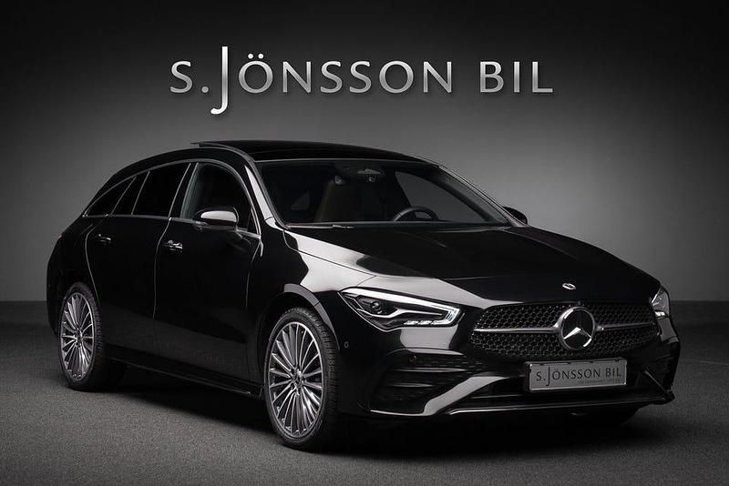 Kosmossvart metallic Begagnad 2025 Mercedes CLA250e Shooting Brake AMG Kombi | 409 000 kr (Marknadspris) - Bild 1/4