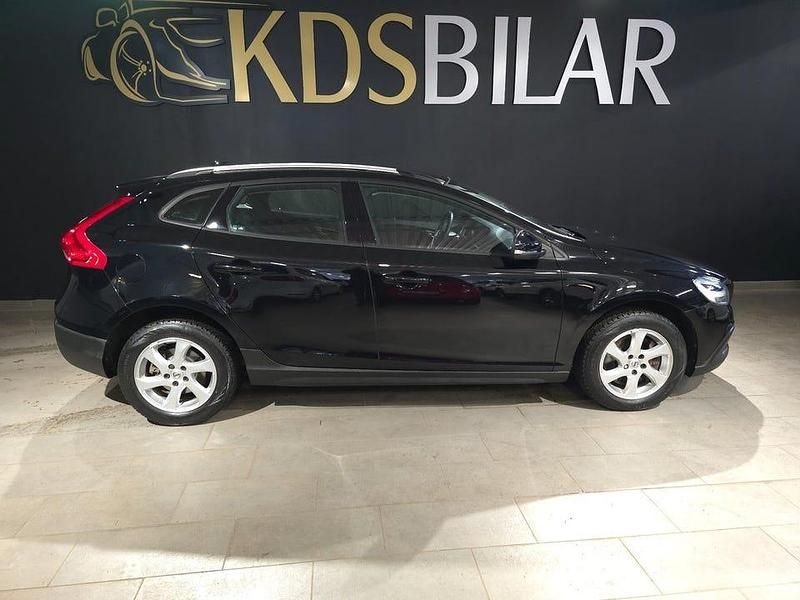 Begagnad Volvo V40 CC Momentum 120 HK (88 kW) 2017 Svart Kombi