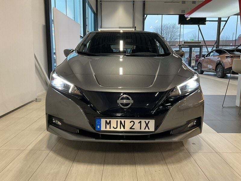 Grå Begagnad 2022 Nissan Leaf 360º Halvkombi | 209 900 kr (Marknadspris) - Bild 1/4