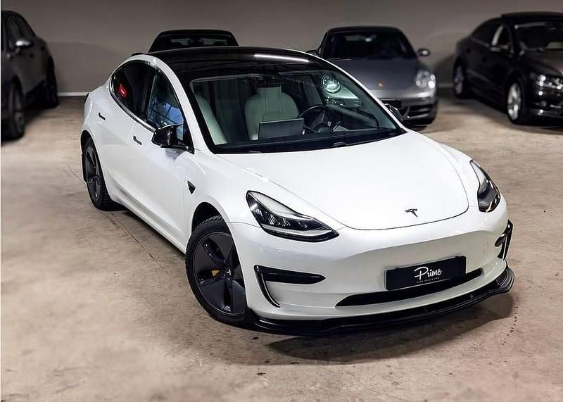 Begagnad Tesla Model 3 Standard Range Plus 239 kW (325 HK) 2020 Vit Sedan