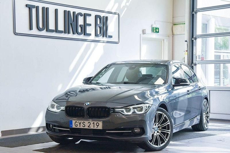 Grå Begagnad 2017 BMW 330e Sport Line Sedan | 199 800 kr (Superpris) - Bild 1/4