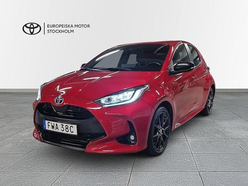 Röd Begagnad 2023 Toyota Yaris Hybrid Style Halvkombi | 224 900 kr (Marknadspris) - Bild 1/4