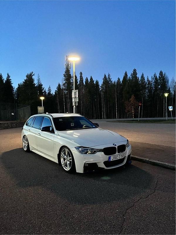 Vit Begagnad 2016 BMW 320 M Sport Kombi | 179 000 kr (Lite dyr) - Bild 1/4