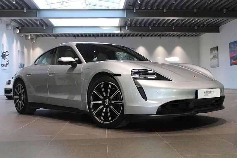 Silver Begagnad 2022 Porsche Taycan Sedan | 625 000 kr (Superpris) - Bild 1/4