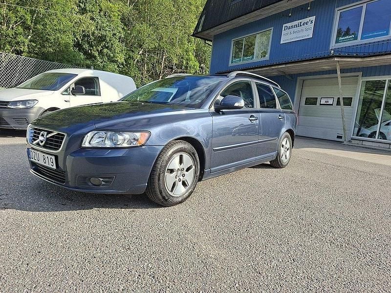 Blå Begagnad 2011 Volvo V50 Momentum Kombi | 59 900 kr (Marknadspris) - Bild 1/4