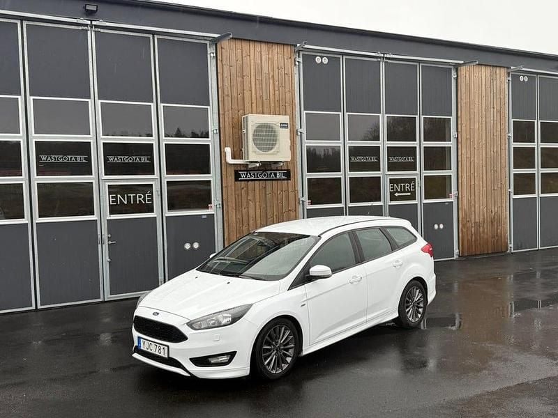 Vit Begagnad 2016 Ford Focus ST-Line Kombi | 74 500 kr (Bra pris) - Bild 1/4