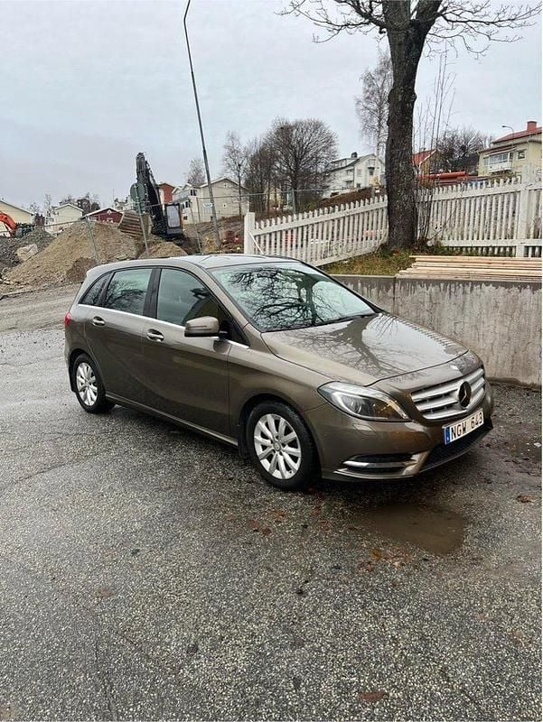 Grå Begagnad 2013 Mercedes B200 Minibuss | 89 000 kr (Bra pris) - Bild 1/4