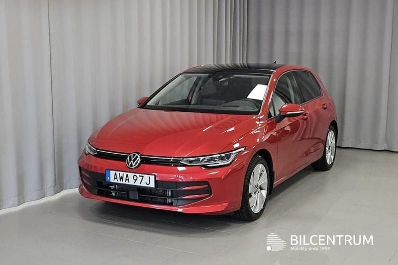 Mörkröd (röd) Begagnad 2025 VW Golf VIII Life Halvkombi | 329 900 kr (Marknadspris) - Bild 1/4