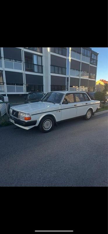 Begagnad 1985 Volvo 240 Sedan | 55 000 kr - Bild 1/4